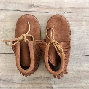Minnetonka lace up moccasins